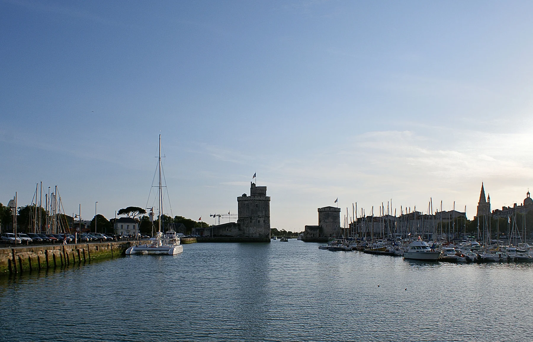 Entrée du Vieux-Port de La Rochelle avec les tours Saint-Nicolas et de la Chaîne