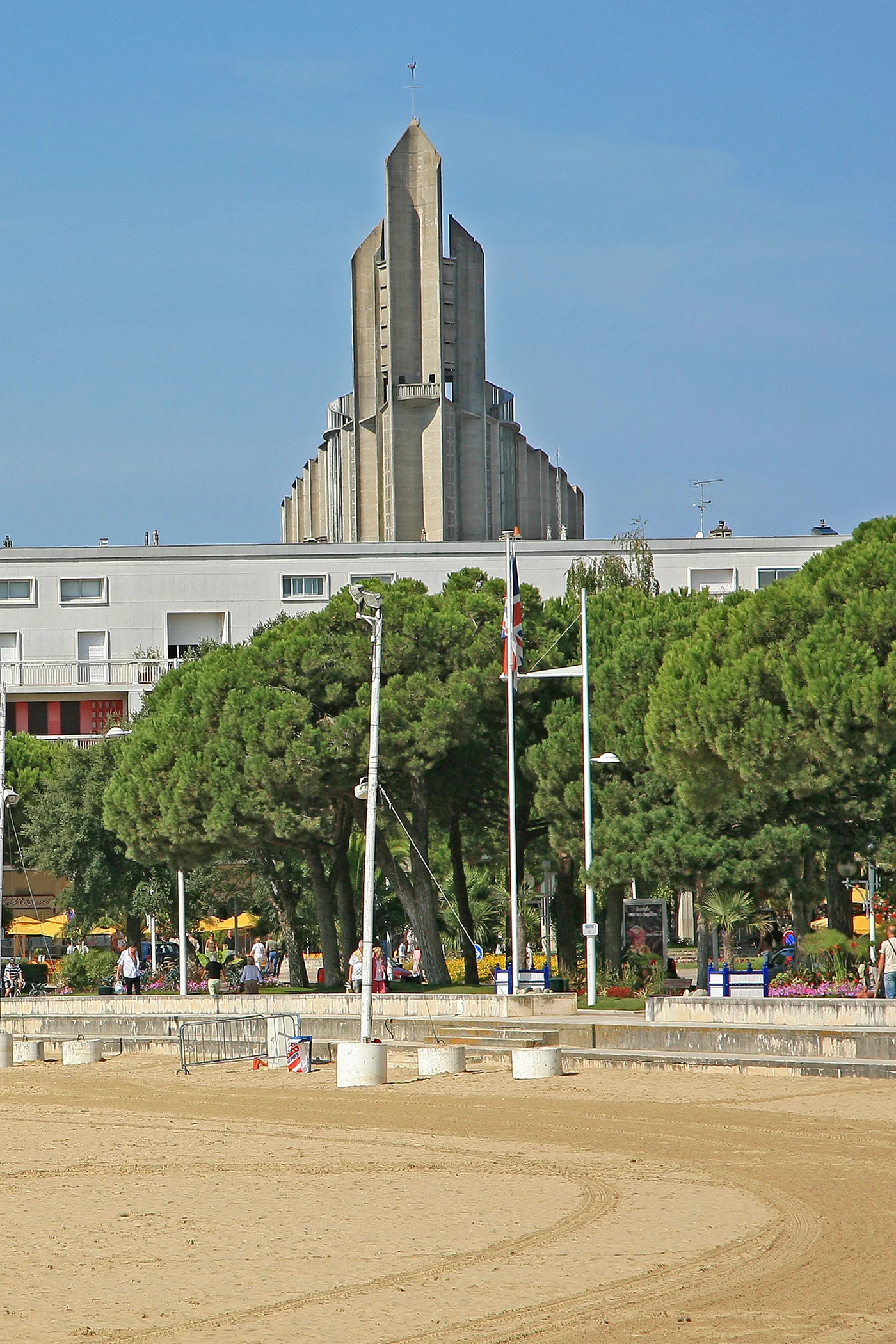 Église Notre-Dame de Royan au-dessus du front de mer