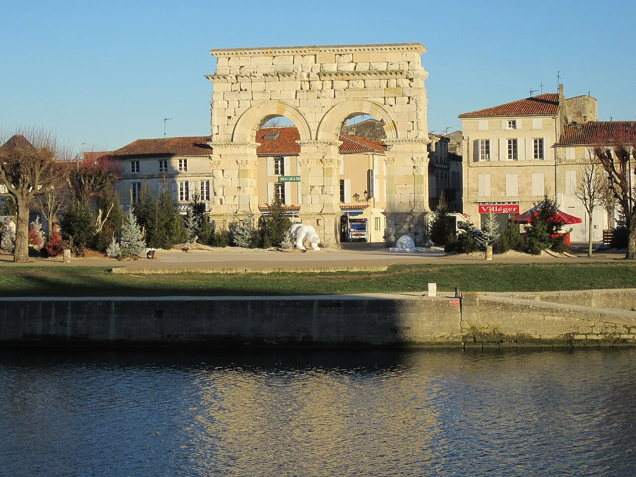 Arc de Germanicus et la Charente à Saintes
